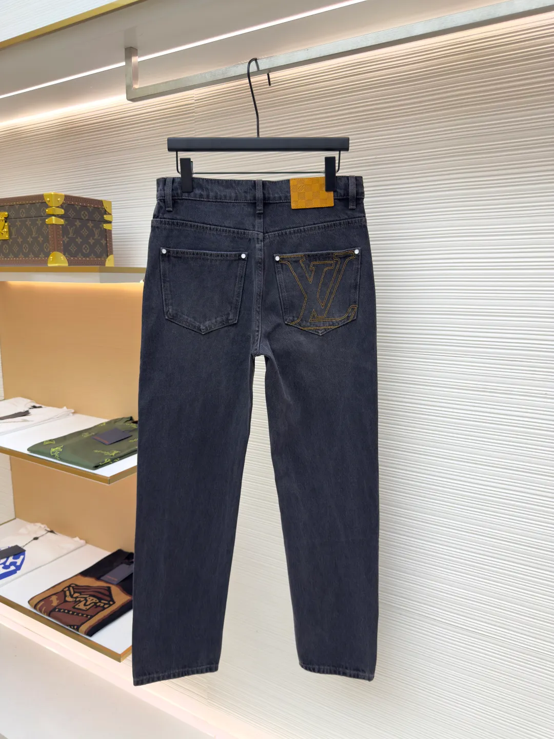 LOUISVUITTON patch letter jeans ●Authentic product: purchased and developed at 9350 ●Item number: 1680715-B10 ●Fabric: denim fabric ●Technology: washed production ●Version: fitted version ●Weight: about 685 grams ●Size: 30-32-34-36 ●Description: Letters gold gold thread embroidered denim Brand presbyopia logo iconic pattern It has a strong street American style and is very chic. The whole piece is still the same loose version as always, which hides the flesh. The regular denim lapel design gives people a smart and generous look. Customized logo buttons and leather labels come with a full set of accessories. It is cool, stylish and fairy-like. It is also an absolute C-position piece and is highly recommended!  Very heavy work, exquisite details, special washing process, multiple washings can show the same perfect washing color effect as the original. The overall wiring is straight and delicate, the fabric is comfortable and soft, and the color is consistent without color difference. It can be matched with the same style to create a fashionable look and control various occasions. Customized accessories, complete with three standards, same style for men and women!